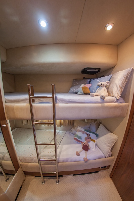 Аренда моторной яхты Sunseeker 70 в Москве - 4 каюта